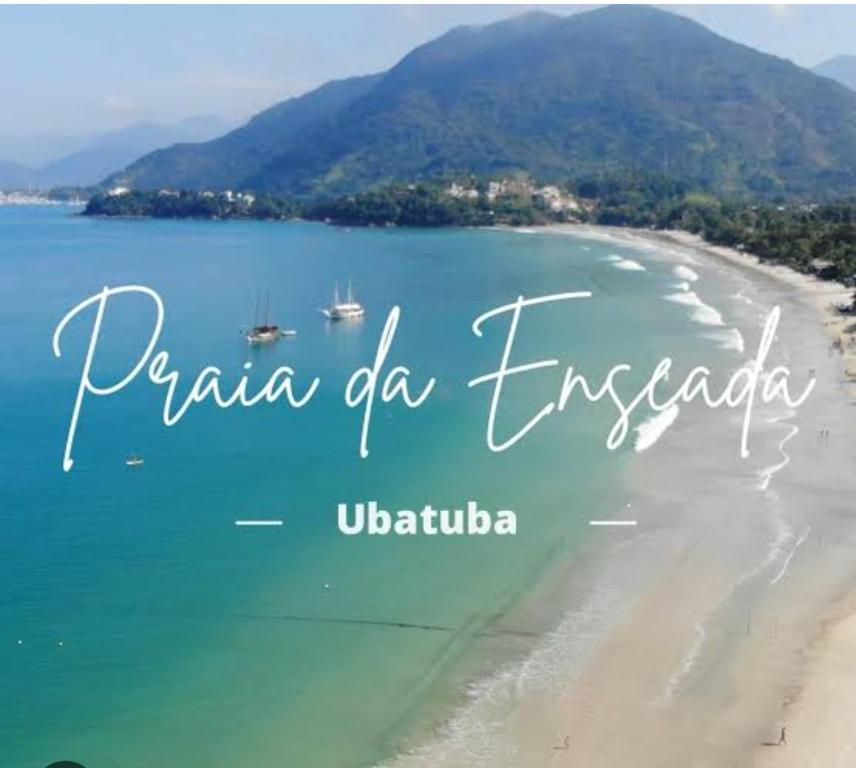 une photo d'une plage avec les mots puerto galera urgence dans l'établissement Casa praia da enseada em Ubatuba, à Ubatuba
