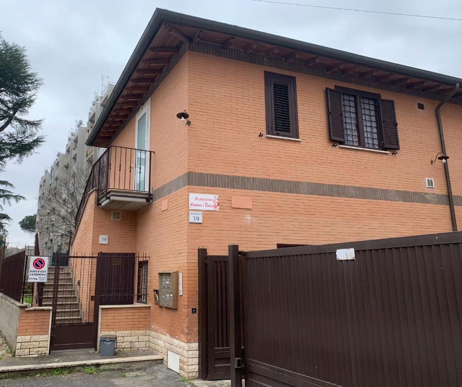 uma casa com uma cerca preta em frente em Casa Marzia&Daniele em Roma