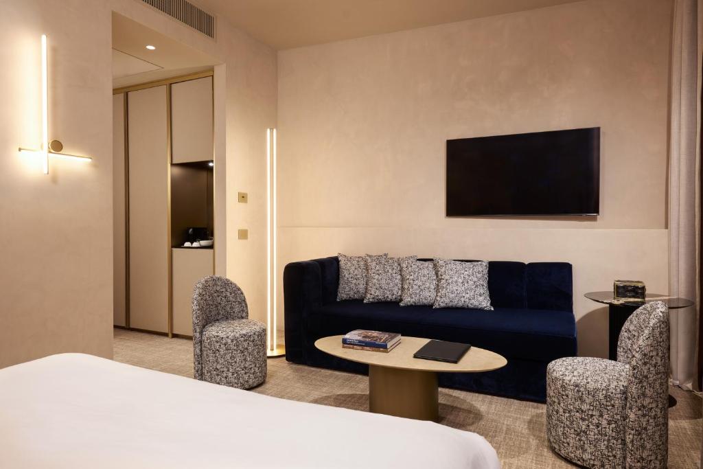 un soggiorno con un divano e un tavolo di Borghese Contemporary Hotel a Roma
