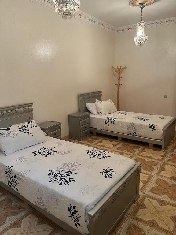 dwa łóżka w pokoju z dwoma łóżkami w obiekcie Apartamento cerca del aeropuerto y entrada de la ciudad w mieście Tanger
