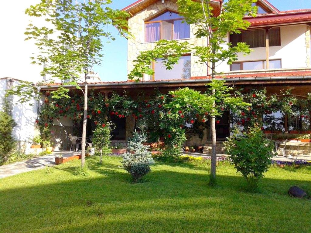 una casa con un patio delante de ella en Todorovi Guest House en Stara Zagora