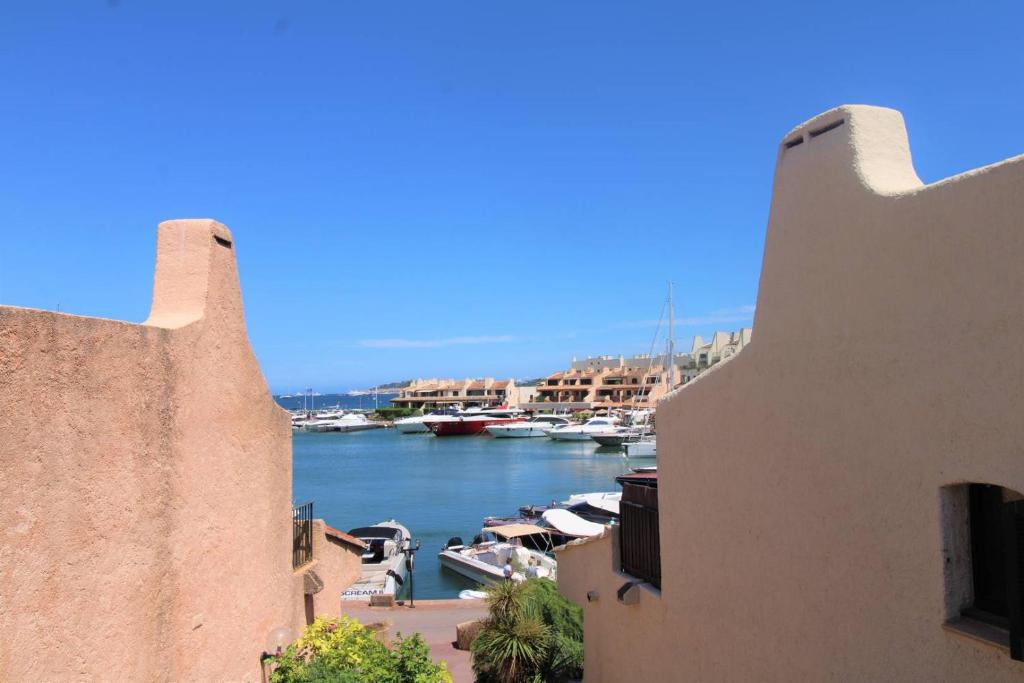 una vista del río desde dos edificios en MARCOGDUR - Appartement pour 4 personnes à 100m de la plage situé aux Marines de Cogolin en Cogolin