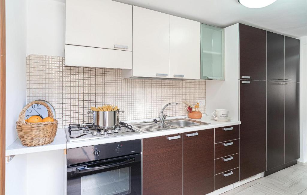 Kuchnia lub aneks kuchenny w obiekcie Cozy Home In Torraca With Wifi
