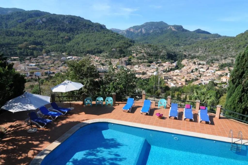 une villa avec une piscine et des montagnes dans l'établissement Sa Cresta, à Esporles