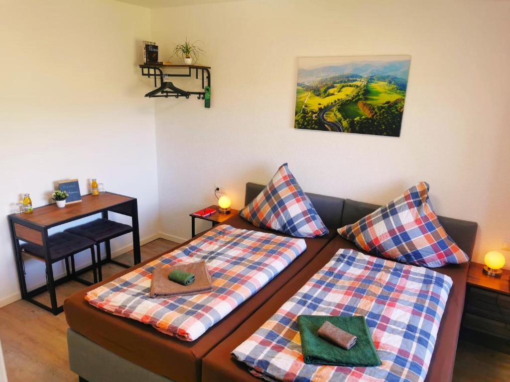 ein Wohnzimmer mit einem Sofa und einem Tisch in der Unterkunft Speedys Bed & Breakfast in Reimerath