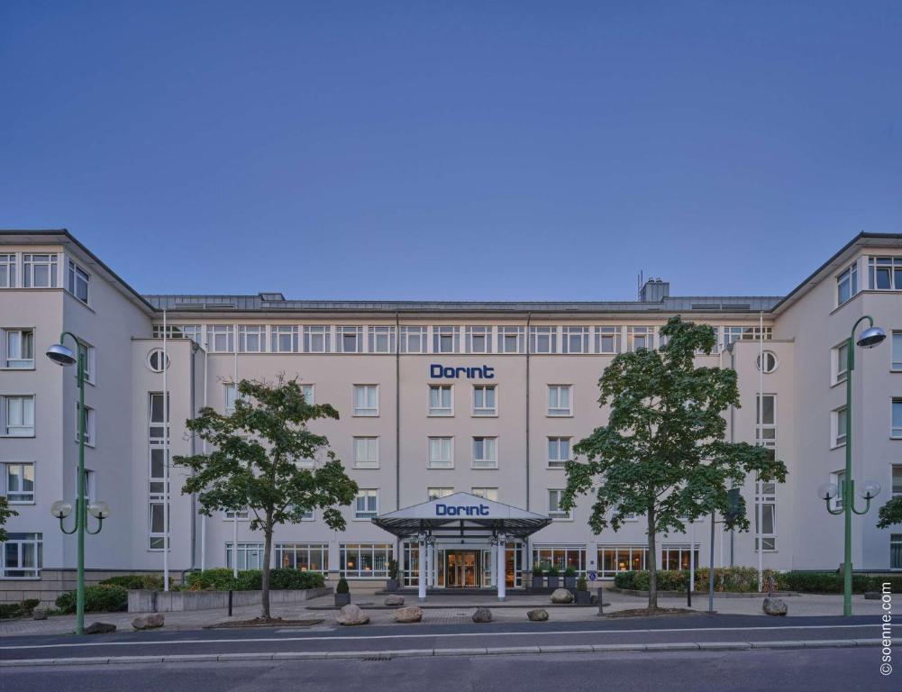 eine Darstellung der Vorderseite eines Hotels in der Unterkunft Dorint Hotel Bonn in Bonn