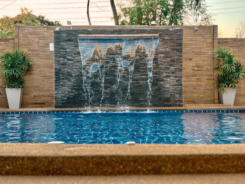 中天的住宿－Mangoes Pattaya，一个带喷泉的游泳池
