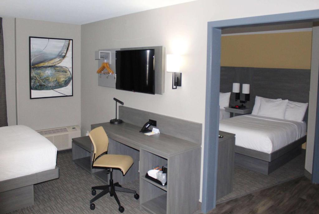 Postel nebo postele na pokoji v ubytování Days Inn by Wyndham Stony Plain