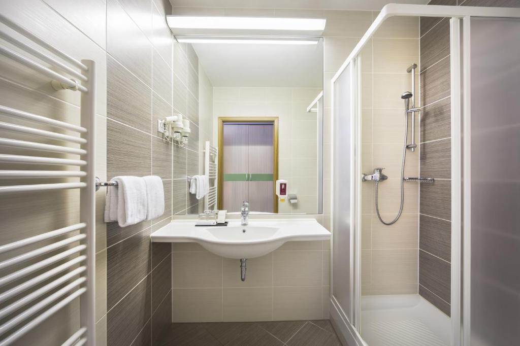 Ein Badezimmer in der Unterkunft Remisens Hotel LUCIJA