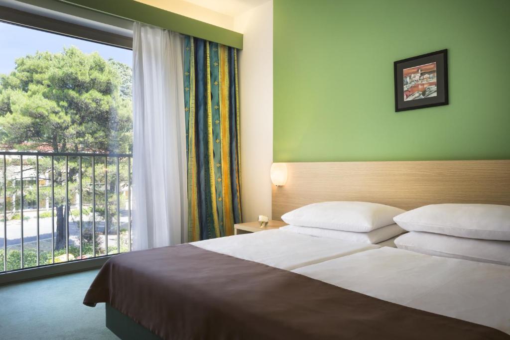 Ein Bett oder Betten in einem Zimmer der Unterkunft Remisens Hotel LUCIJA
