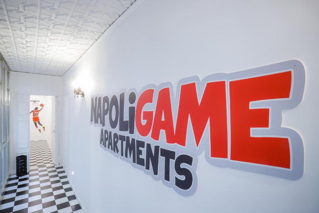 una habitación con el signo de experimentos del juego de los muppets en la pared en Napoli Games Apartments by Dimorra, en Nápoles