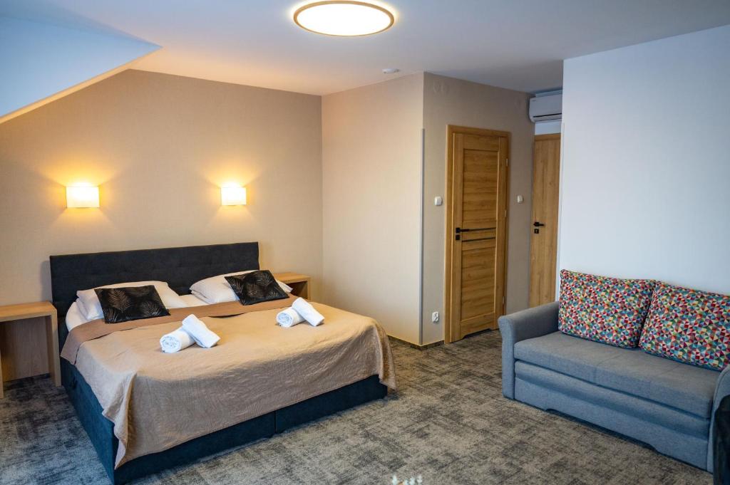 Habitación de hotel con cama y silla en Hotel Duet, en Chełm