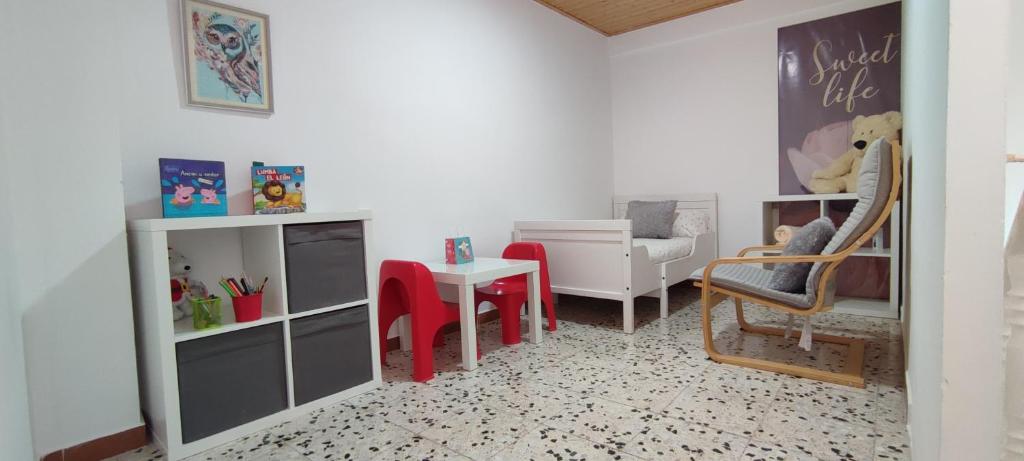 a room with a table and a chair and a desk at Ca la Neus in Marçà