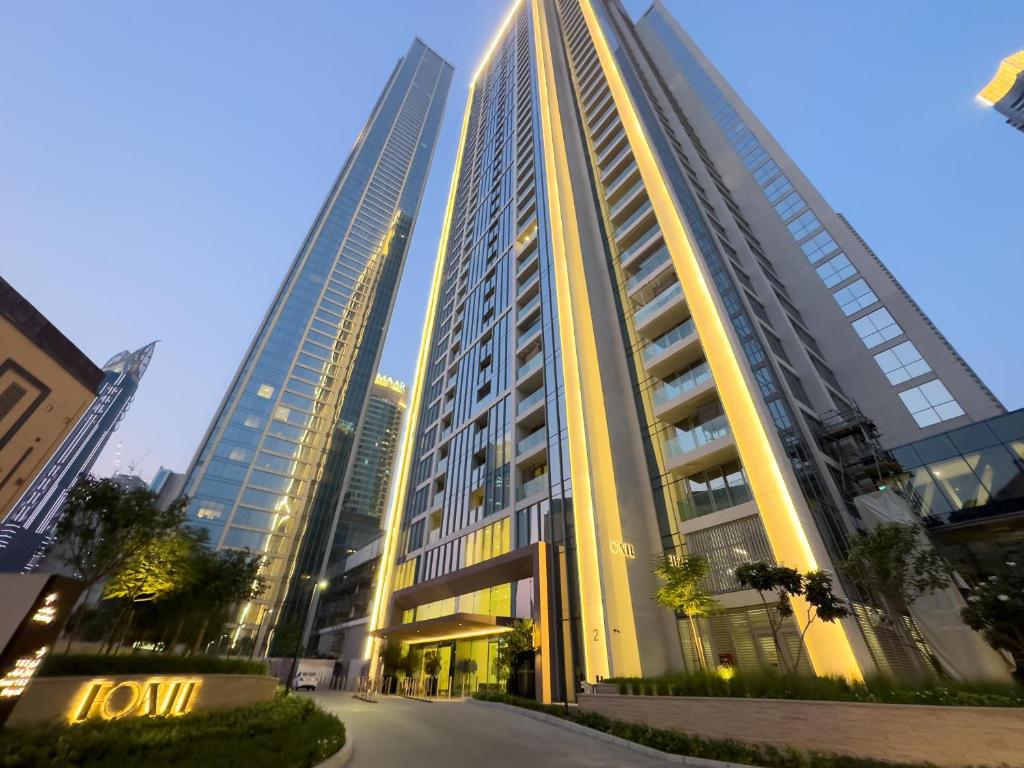 een groep hoge gebouwen in een stad bij Mystic - Forte Tower 2 in Dubai