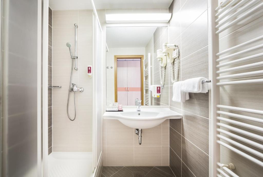 Ein Badezimmer in der Unterkunft Remisens Hotel LUCIJA