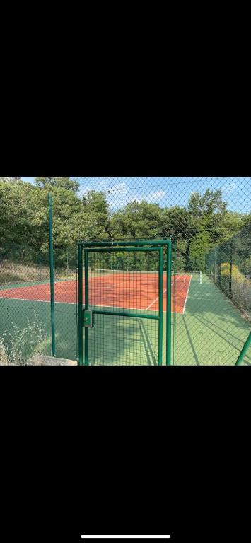 Tenis a/nebo squash v ubytování Maisonnette dans belle résidence nebo okolí