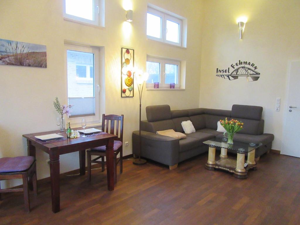 un soggiorno con un divano e un tavolo di Ferienwohnung Welle OG a Fehmarn