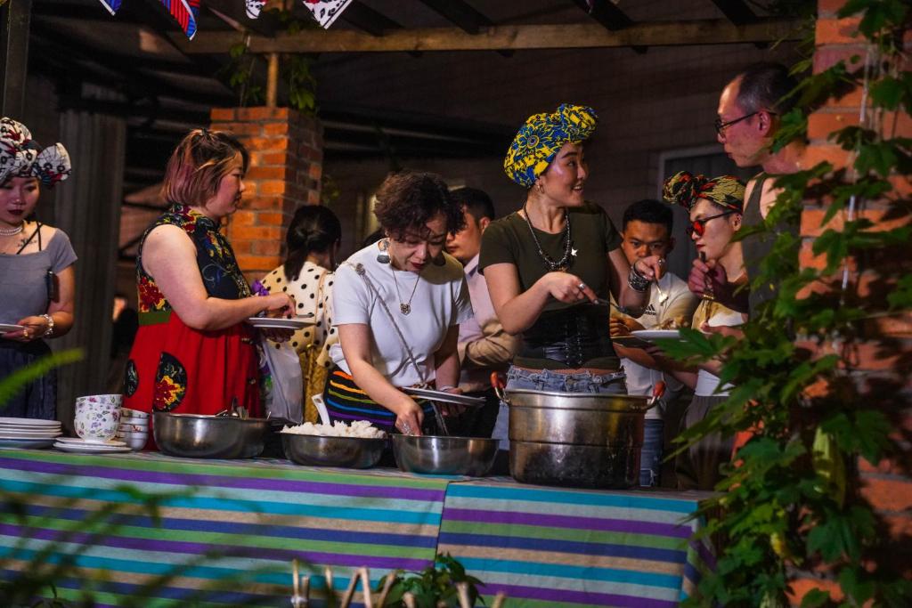 Hosté ubytování Chengdu Local Tea Hostel - Short Walk To Taikooli - Chill & Social Coffee Lounge - Metro downstairs - Free Activities - Friendly English Speaking Staff - Tibet, Panda, Buddha & Snow Mountain Tours