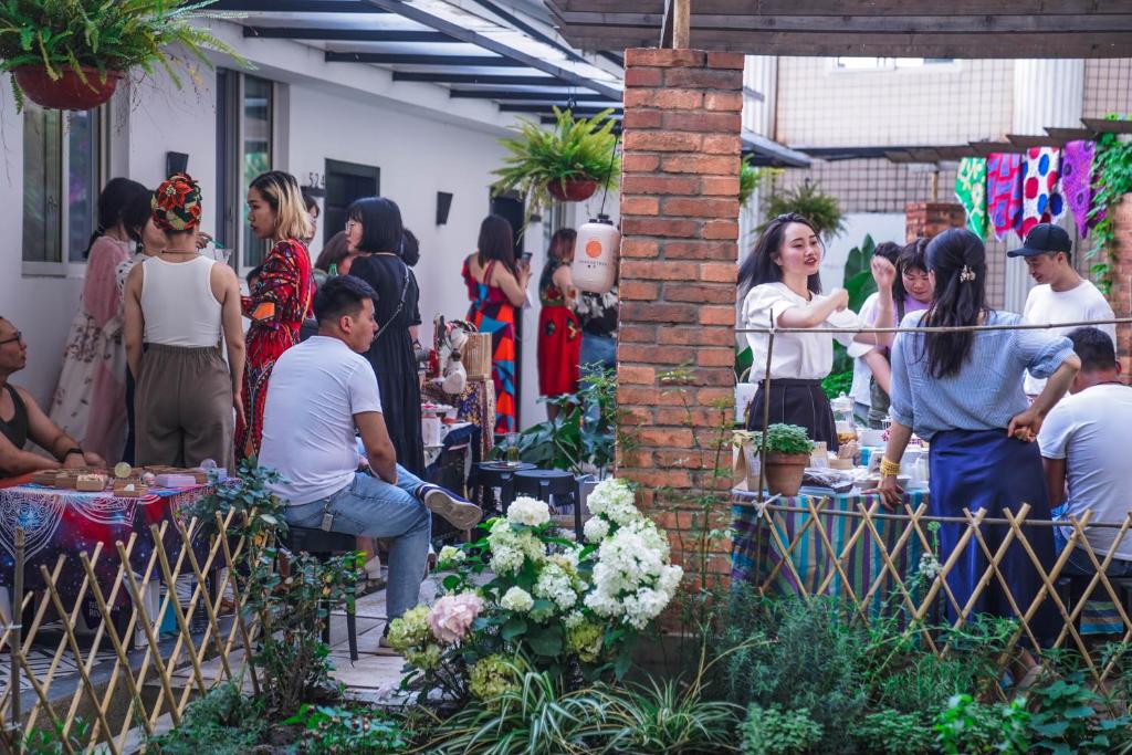 Hosté ubytování Chengdu Local Tea Hostel - Short Walk To Taikooli - Chill & Social Coffee Lounge - Metro downstairs - Free Activities - Friendly English Speaking Staff - Tibet, Panda, Buddha & Snow Mountain Tours
