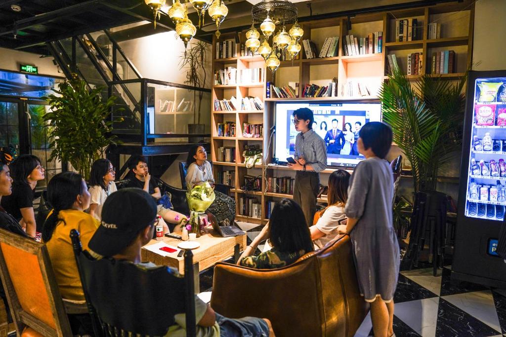 Hosté ubytování Chengdu Local Tea Hostel - Short Walk To Taikooli - Chill & Social Coffee Lounge - Metro downstairs - Free Activities - Friendly English Speaking Staff - Tibet, Panda, Buddha & Snow Mountain Tours