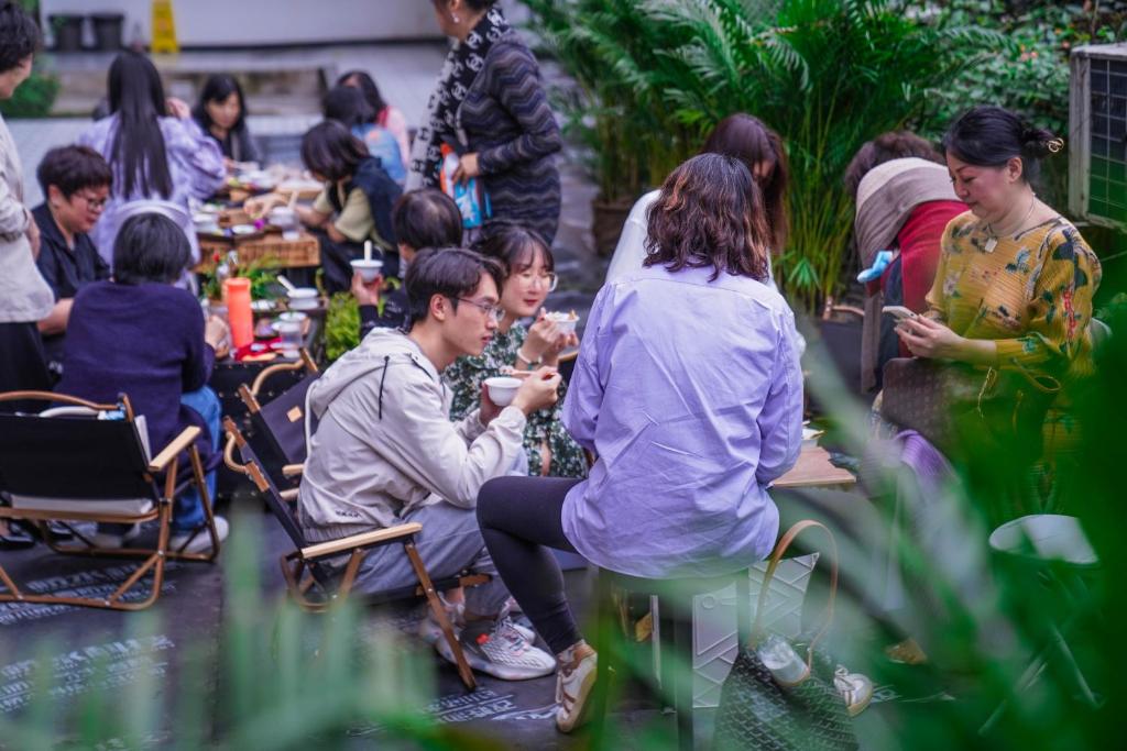 Hosté ubytování Chengdu Local Tea Hostel - Short Walk To Taikooli - Chill & Social Coffee Lounge - Metro downstairs - Free Activities - Friendly English Speaking Staff - Tibet, Panda, Buddha & Snow Mountain Tours