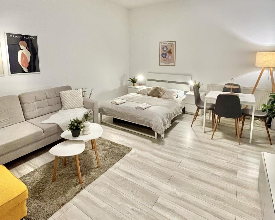 ein Wohnzimmer mit einem Sofa, einem Bett und einem Tisch in der Unterkunft Apartment Robin - Old Town in Bratislava