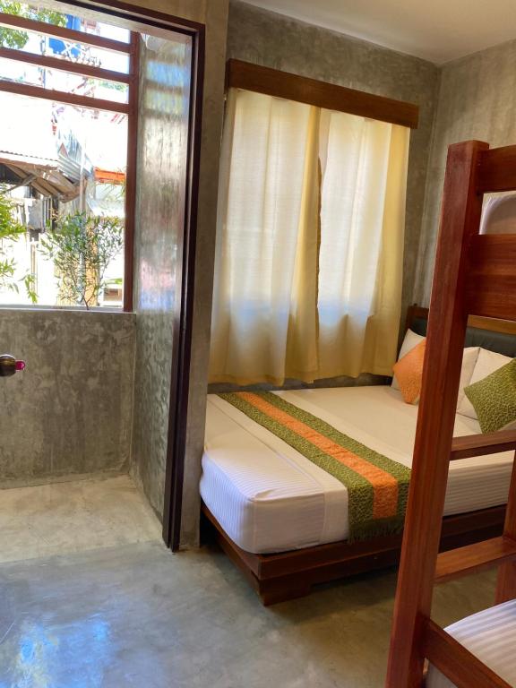 Postel nebo postele na pokoji v ubytování RL Harbor Inn