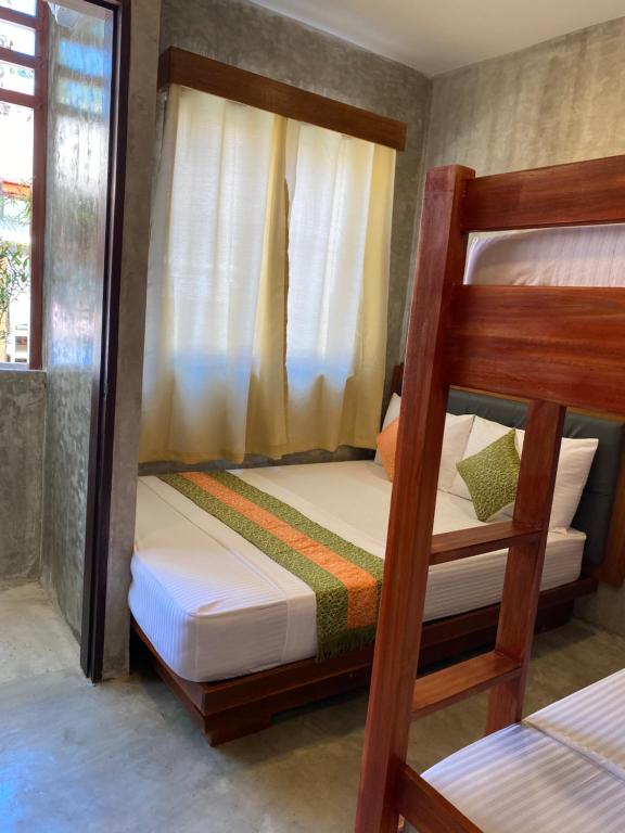 Postel nebo postele na pokoji v ubytování RL Harbor Inn