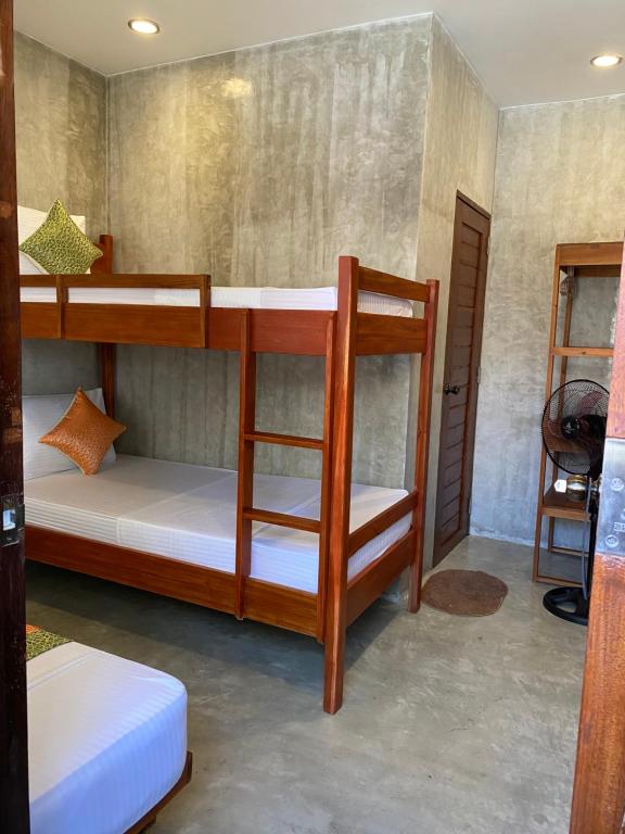 Postel nebo postele na pokoji v ubytování RL Harbor Inn