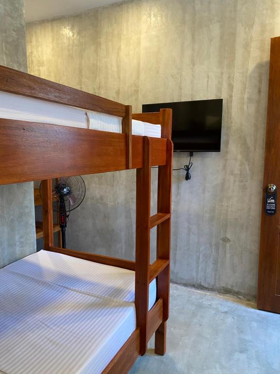 Postel nebo postele na pokoji v ubytování RL Harbor Inn