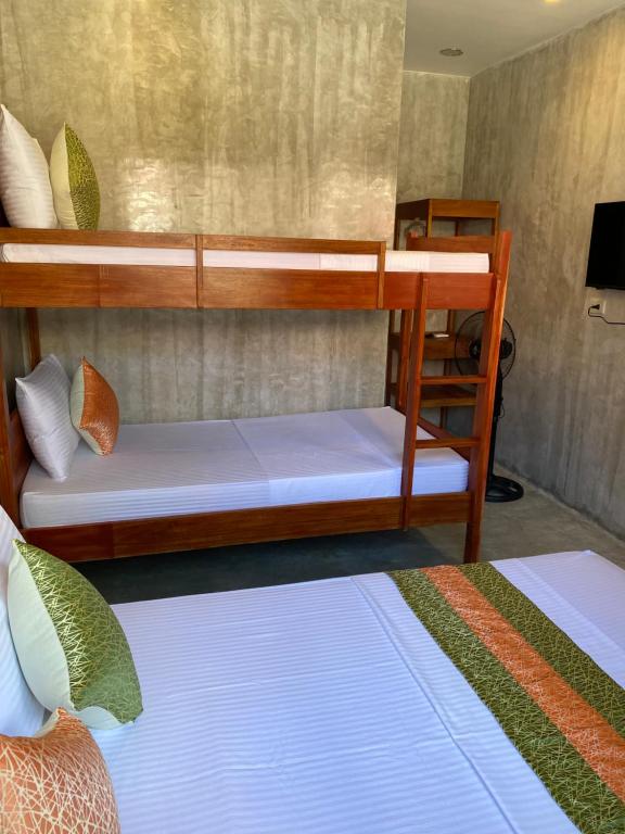 Postel nebo postele na pokoji v ubytování RL Harbor Inn