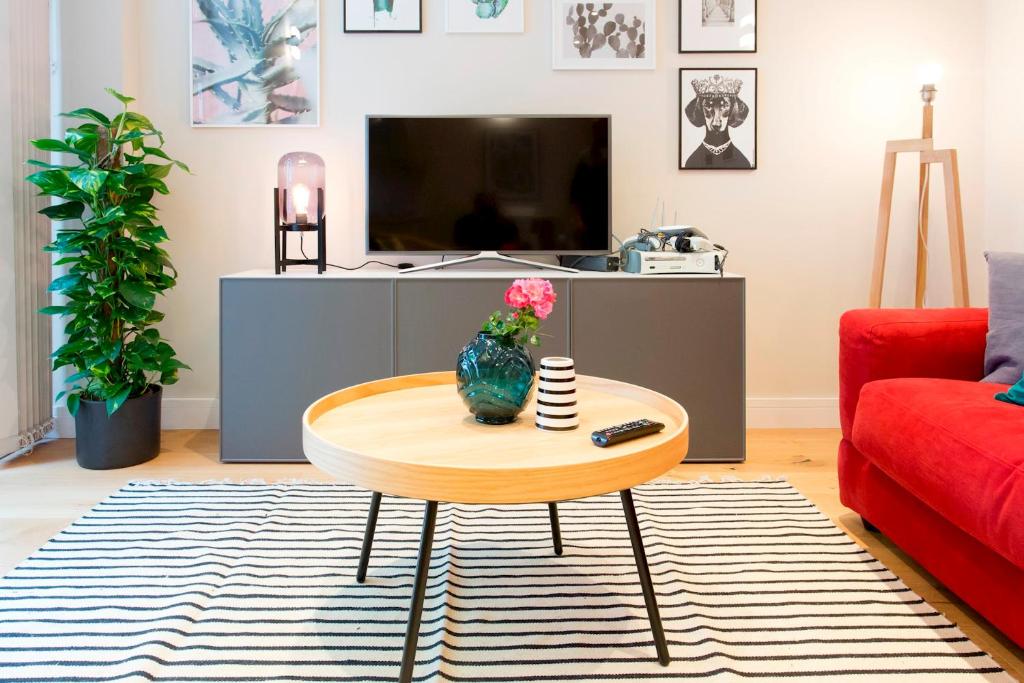 un soggiorno con tavolino e TV di Madison Hill - Byrne Garden 3 - One bedroom home a Londra