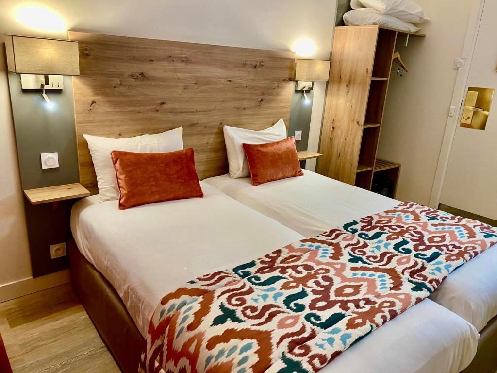 een slaapkamer met een groot bed in een kamer bij Hôtel Derby Eiffel in Parijs