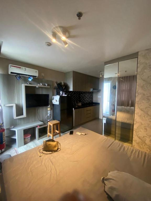 um quarto com uma cama, uma mesa e uma cadeira em apartement bintaro icon em Kampungutan Dua