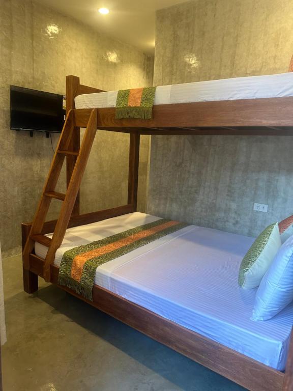 Postel nebo postele na pokoji v ubytování RL Harbor Inn