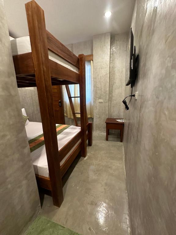 Postel nebo postele na pokoji v ubytování RL Harbor Inn