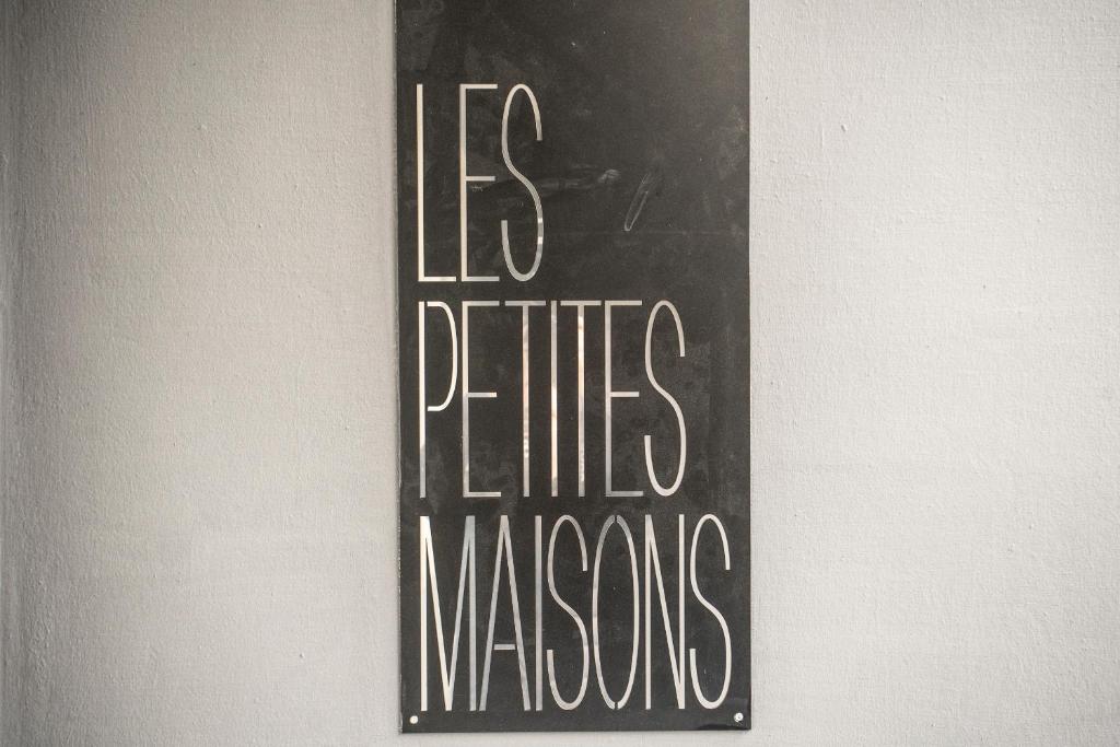 a sign on a wall with the words his is his mistakes at Les Petites Maisons in Montevarchi