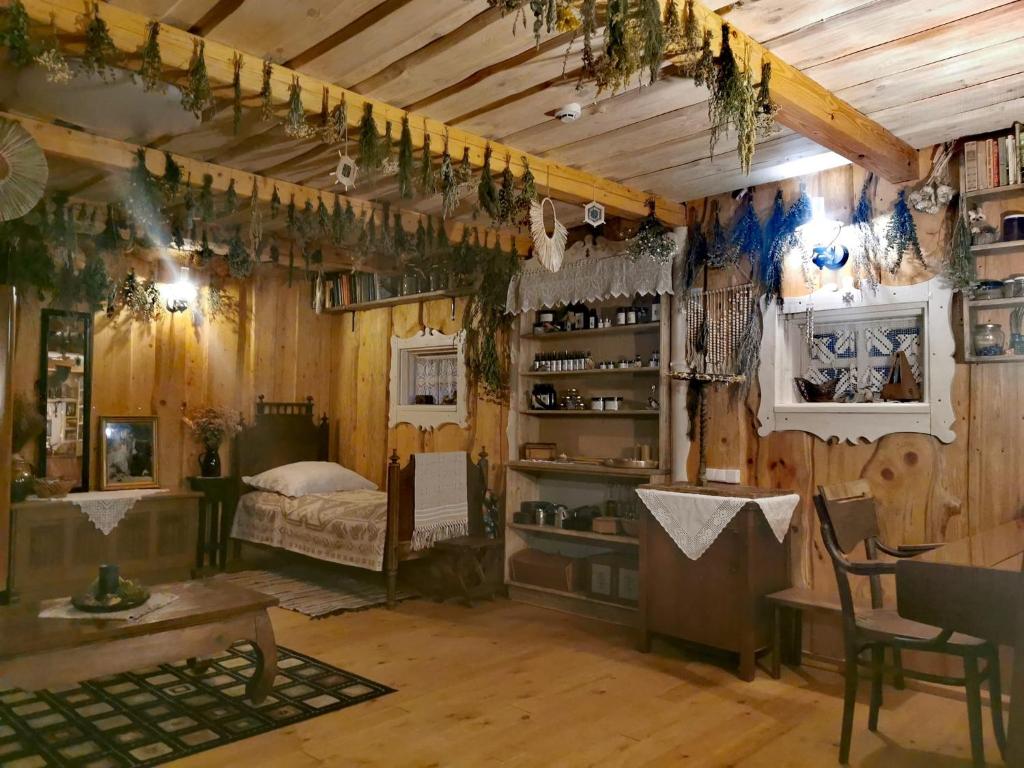 een slaapkamer met een bed in een kamer met houten wanden bij Gervių giesmė - country homestead in Viliūšiai