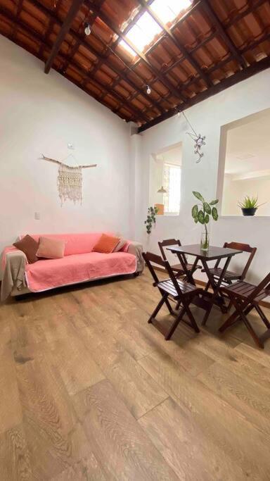 un soggiorno con divano e tavolo di Apartamento Rua Direita a Salvador
