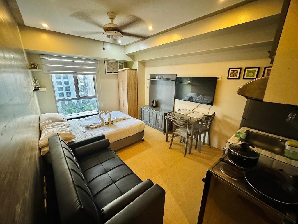 una sala de estar con un sofá y una mesa en Studio Avida Cebu Tower 2 IT Park, en Cebú