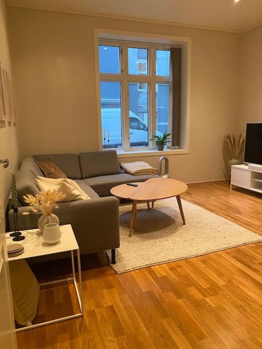 un soggiorno con divano e tavolo di Lovely apartment in Bergen a Bergen