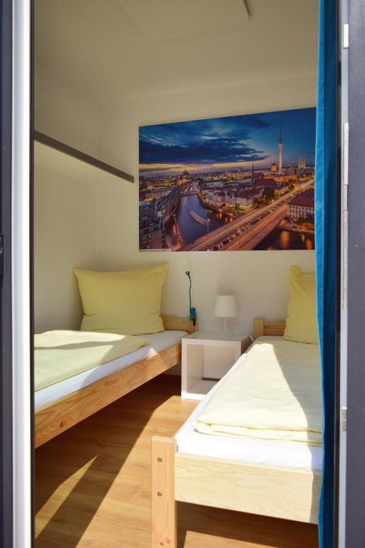 Postel nebo postele na pokoji v ubytování CLUB Lodges Berlin Mitte