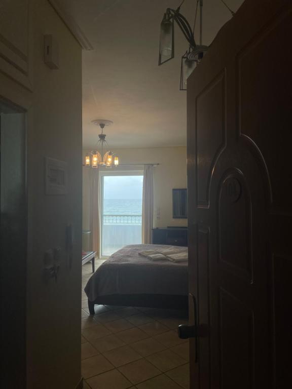 Postel nebo postele na pokoji v ubytování Vythos Rooms