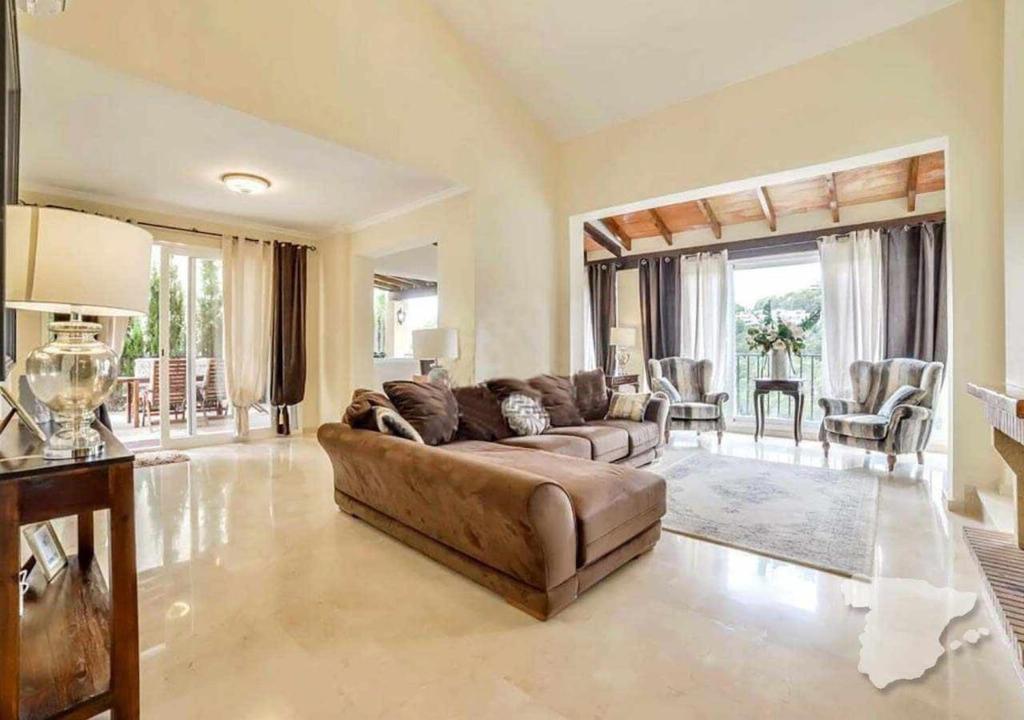 sala de estar amplia con sofá y mesa en CostaBlancaDreams Casa Altea in Altea, en Alicante