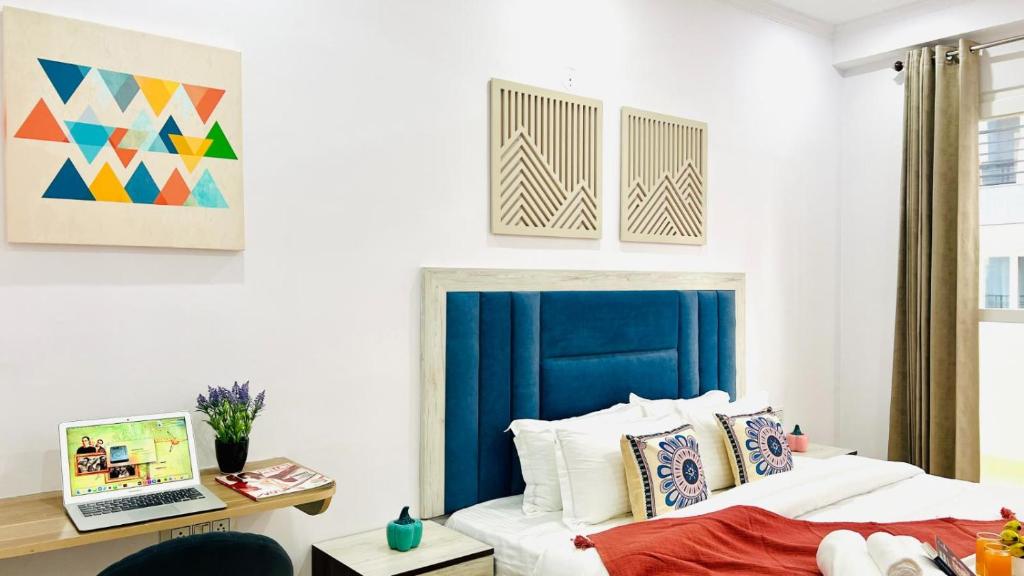 Postel nebo postele na pokoji v ubytování ZEN Suites - Golf Course Road Gurgaon
