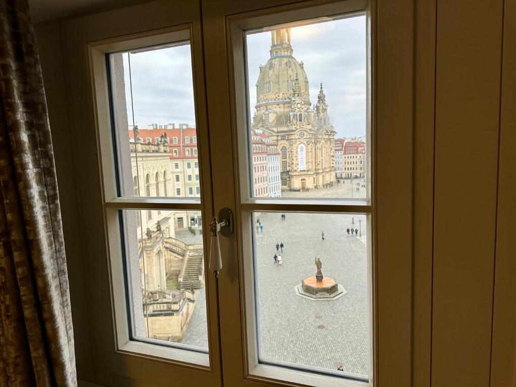 a view of a city from a window at Exklusives Apartment mit einmaligem Blick zur Frauenkirche - Parkplatz kostenfrei in Dresden