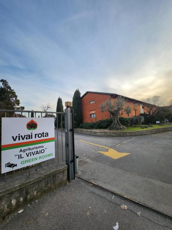 een bord op een hek voor een gebouw bij Agriturismo Il Vivaio in Bergamo