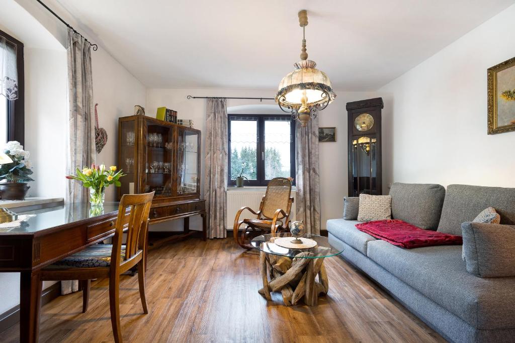 a living room with a couch and a table at Buchhaus Vier - Mittelgeschoss in Kirchenlamitz