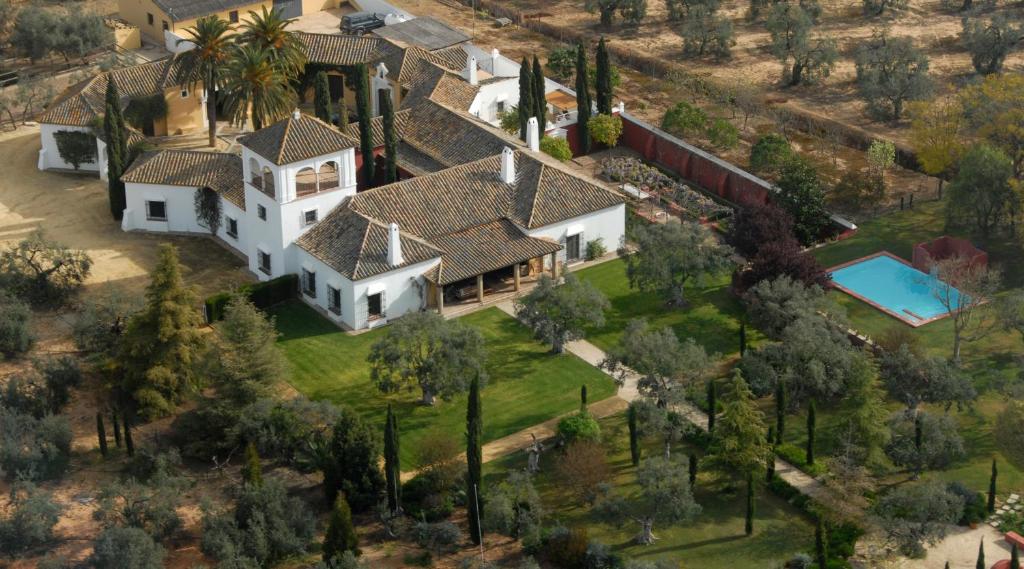 eine Luftaufnahme eines Hauses mit Pool in der Unterkunft Hacienda el Burgo in Mairena del Aljarafe