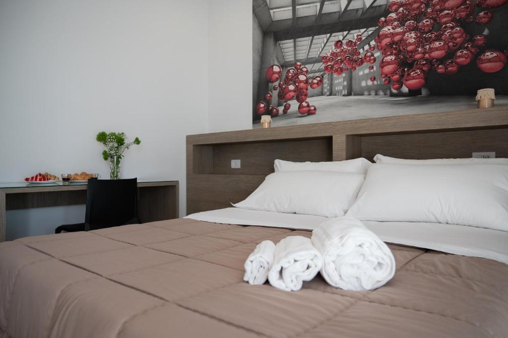 1 dormitorio con 2 toallas en una cama grande en Villa Eidos b&b, en Domicella